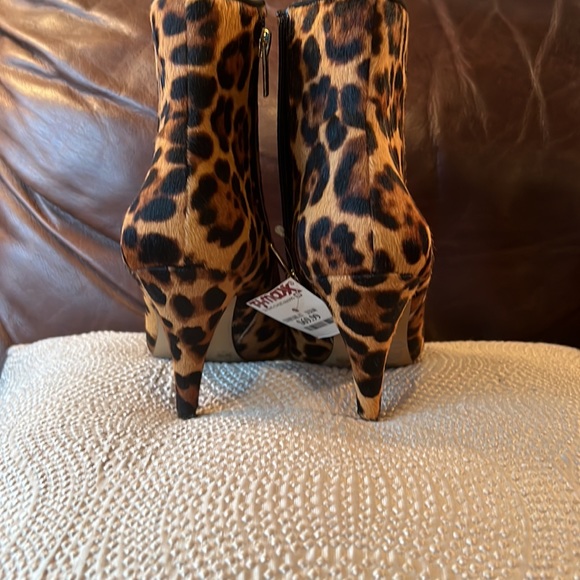 NWT Vince Camuto cheetah print booties - Picture 2 of 4